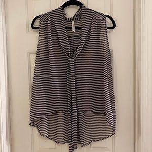 Paper Crane Navy & Beige sleeveless blouse with bow. Medium